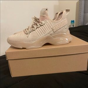 Beautiful Maxima sneakers 💖